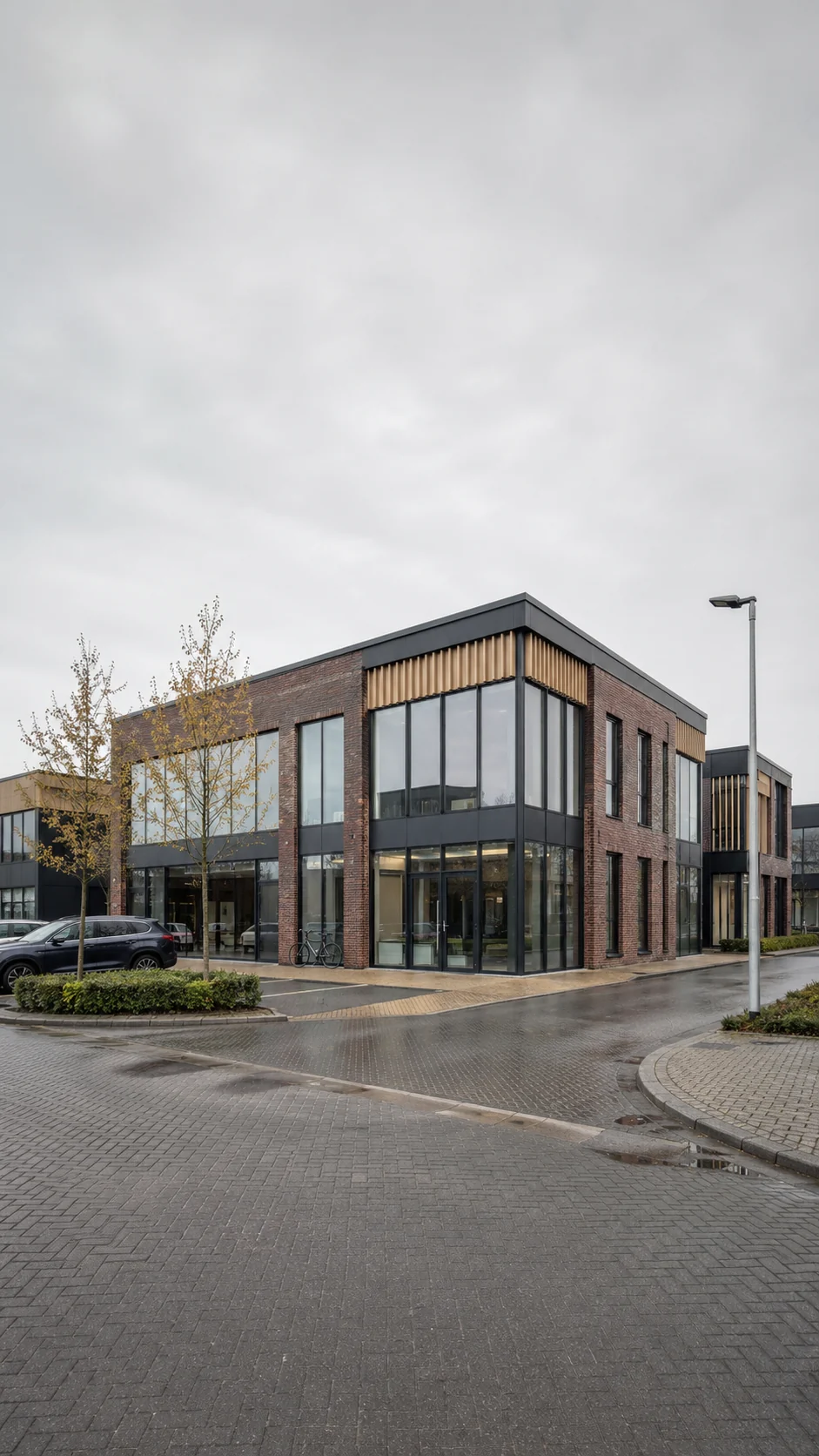 Modern Nederlands bedrijfspand met bedrijfsunits en glazen entree