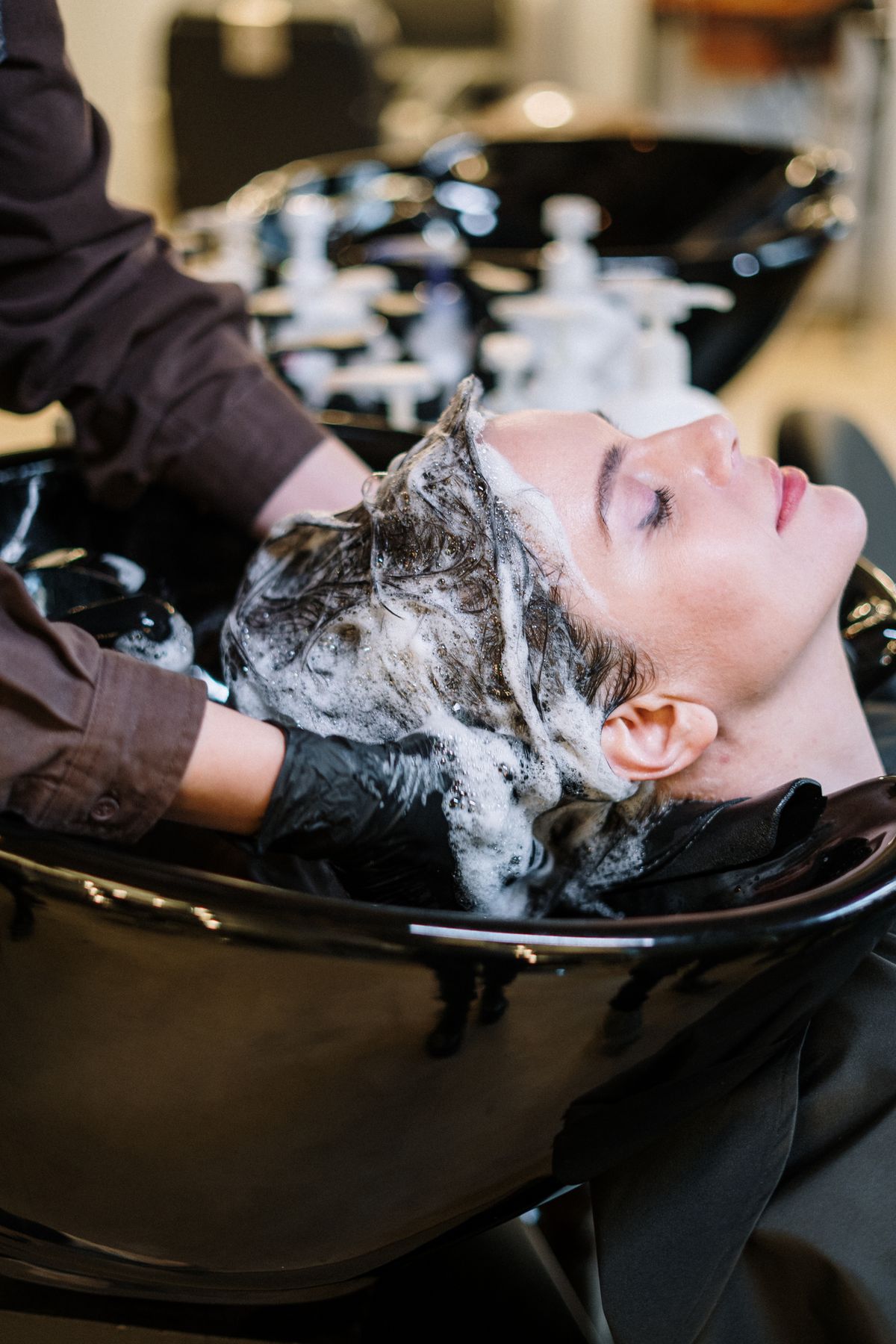 Behandeling in een professionele beauty- en kapsalon.