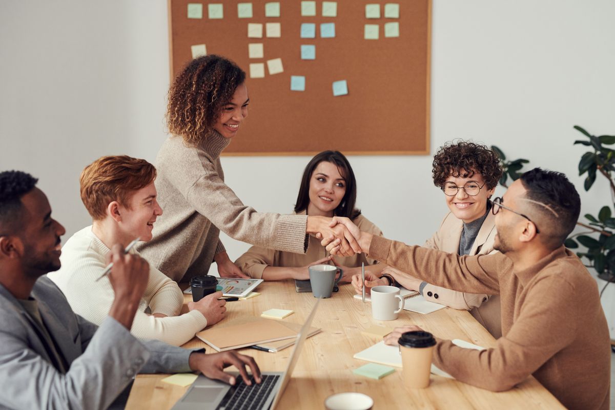 Financiële professionals tijdens een zakelijk overleg.
